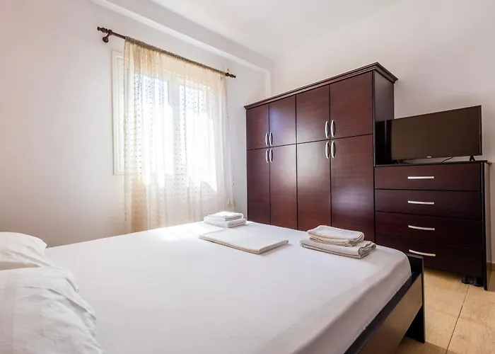 Ionian Luxury & فندق كساميل